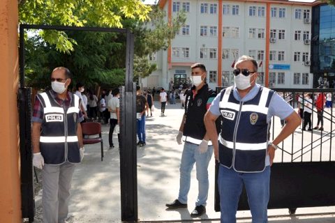 Öğrencilerin salgın gölgesinde LGS heyecanı