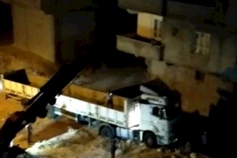 Tır Freni Boşalınca Evin Bahçe Duvarıns Çarptı