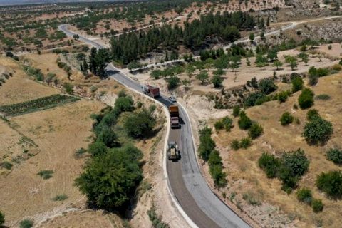 Nizip’te yol onarım ve sathi kaplama çalışması