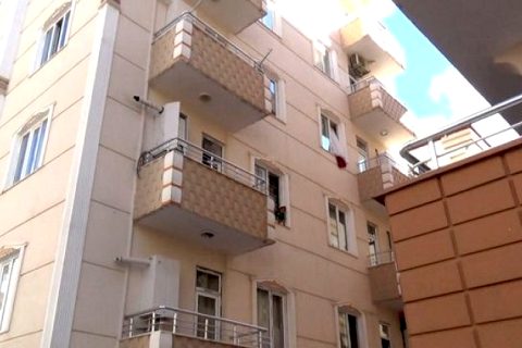 Nizip’te Evde kilitli kalan ikizler mahalleli ve itfaiyeyi alarma geçirdi