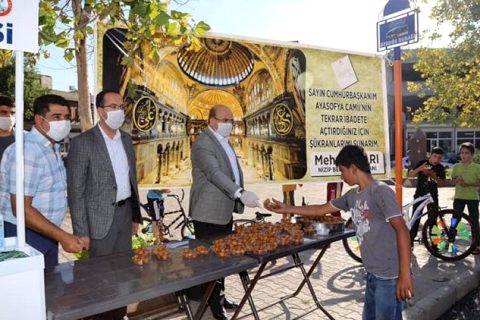 Belediye Başkanı Sarı, Ayasofya'nın ibadete açılması nedeniyle tatlı dağıttı
