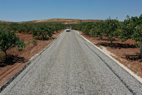 Kırsal mahalle yollarında sathi kaplama asfalt çalışmaları devam ediyor
