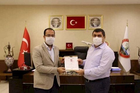 Hakan Avcı’ya Kaymakam Şahin ve Başkan Sarı’dan başarı belgesi