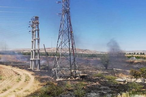 Anız yangını elektrik kesintisine neden oldu