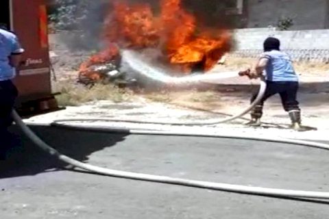 Park halindeki otomobil alev alarak küle döndü