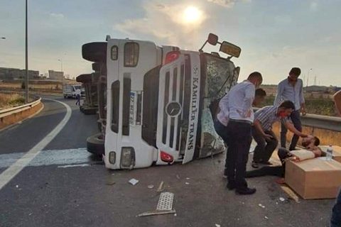 Suriye'ye Kahve taşıyan tır kaza yaptı
