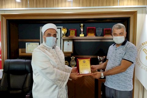 İlçe Müftüsü Çiftçi’den NRT’ye Plaket