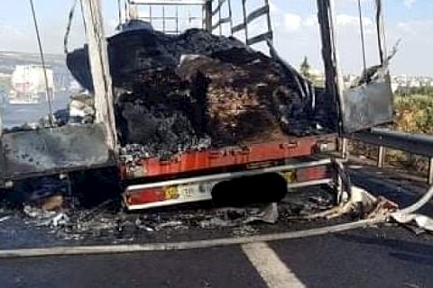 Ambalaj malzemesi taşıyan TIR alev aldı!