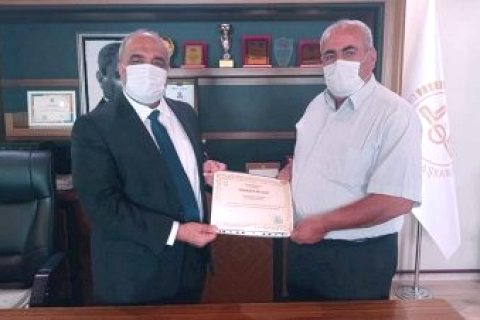 Cami yaptıran Hayırsever Banilerine Plaket 