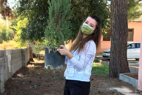 Okulun hem öğretmeni hem bahçıvanı hem de anne ve babası oldu