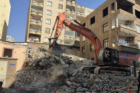 Nizip Sosyal Yardımlaşma Vakfı Eski Binası Yıkıyor