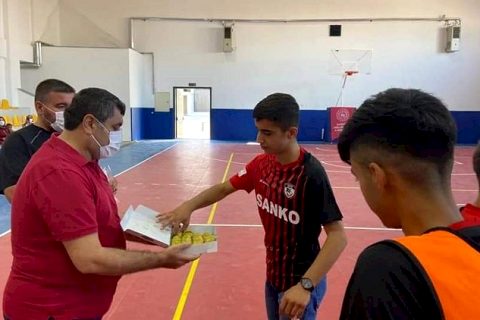 Kaymakam Şahin Hokeycilere Baklava ikram etti
