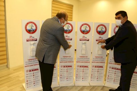 Nizip Belediyesi’nden cami ve Kur’an kurslarına dezenfektan desteği 