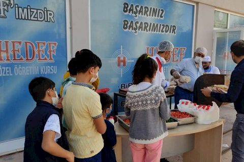 Nizip’te Hedef Kurs Merkezi Öğrencilere Mangal Partisi Verdi