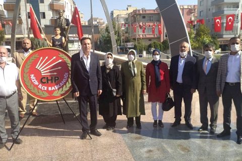 CHP, 29 Ekim Cumhuriyet Bayramı nedeniyle Atatürk Anıtı’na çelenk sundu