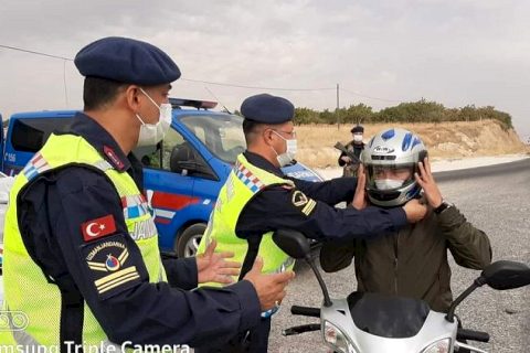 Jandarma "Bir şey olmaz deme, kaskını tak ölme" sloganıyla kask hediye etti. 
