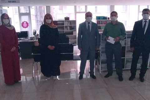 Kompozisyon yarışmasında dereceye giren din gönüllülerini ödül