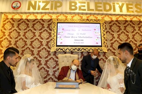 Başkan Sarı, ikizlerin nikahını kıyarak mutluluklar diledi 