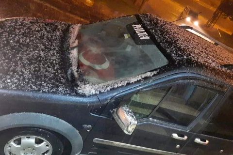 Fındık büyüklüğünde yağan dolu nedeniyle çok sayıda araç zarar gördü