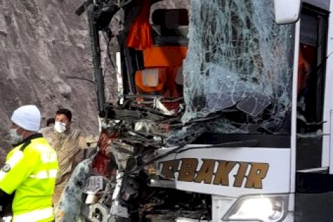 Birecik'te yolcu otobüsü kamyona çarptı: 3 ölü, 41 yaralı