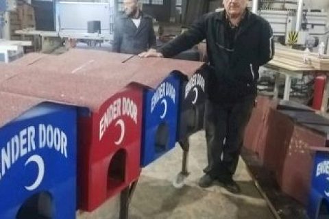 Duyarlı Esnaf Sokak Hayvanları için Kedi Evleri yaparak Kızılay'a teslim etti