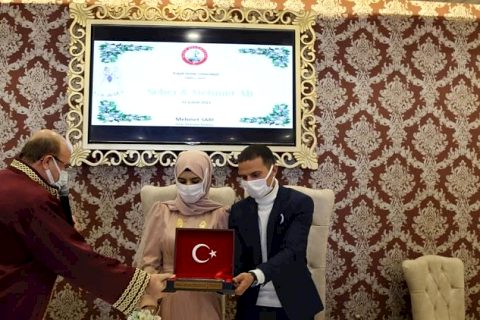 Başkan Sarı, genç çiftin nikahını kıydı
