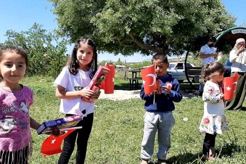 Yardımsever gönüllüler Nizip'te köy çocuklarını 23 Nisan'da da unutmadı