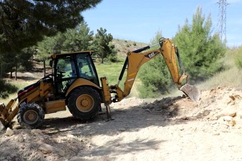 Belediye ekiplerinden yol düzenleme ve çevre temizliği çalışması 