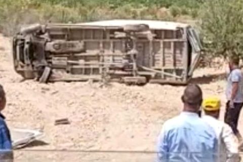 Karkamış'ta lastiği patlayan minibüs takla attı