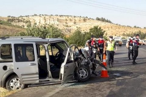 İki kafa kafaya çarpıştı: 3 ağır yaralı**