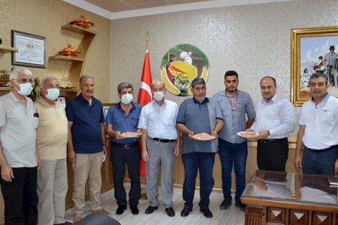 Nizip ticaret borsasi yilin ilk kirmizi fistiğini ödüllendirdi