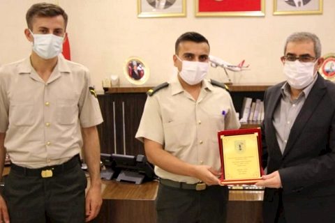 Askerlik Şubesi Başkanı’ndan Nizip Belediyesi’ne plaket