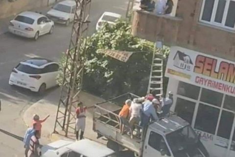 Yangında mahsur kalanlara mahalleliden kurtarma operasyonu