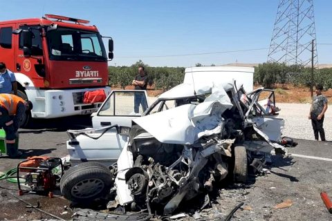 Nizip’te iki araç kafa kafaya çarpıştı: 1 ölü, 1 yaralı
