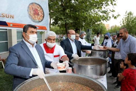 Başkan Sarı'dan aşure ikramı