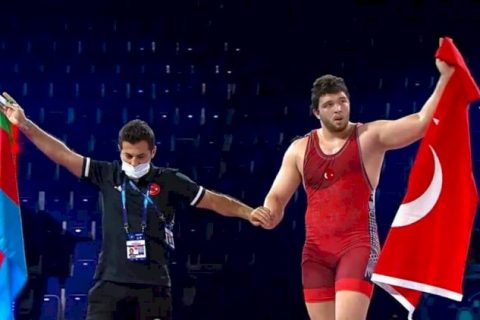 Nizip'li Muhammed Hamza Bakır Dünya Gençler Güreş Şampiyonu oldu