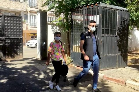 Yanlış okula giden öğrencilerin yardımına polis yetişti