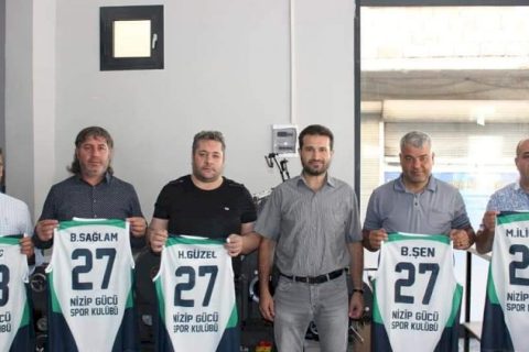 Nizip Gücü Spor Kulübü Basın Mensuplarına Forma Hediye Etti