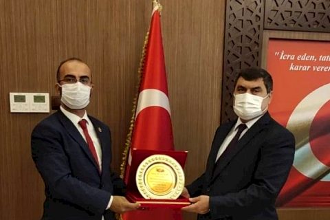 Muhtar Şeker'den Kaymakam Şahin'e Teşekkür plaketi