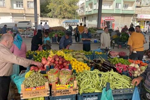 Semt pazarında yoğunluk
