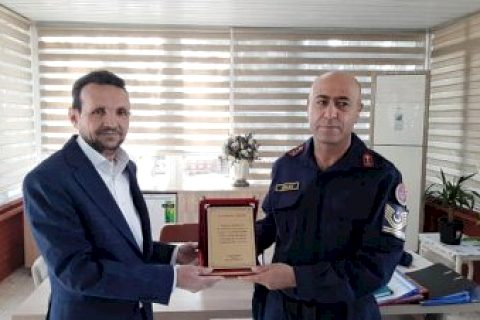 Muhtar Bozkurt’tan Jandarma’ya Plaket