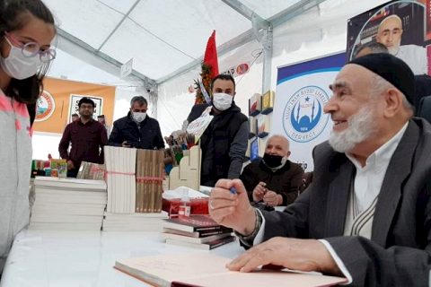 Cemil Gül, imza gününde vatandaşlar ile buluştu