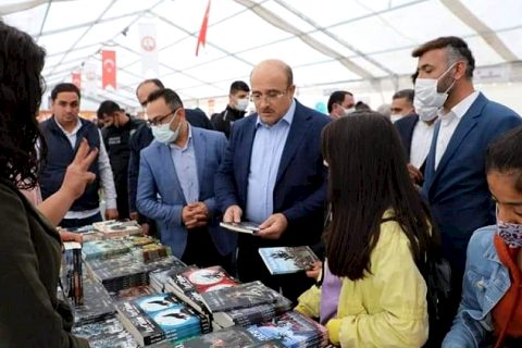 Kaymakam Çağlar ve Başkan Sarı kitap fuarında*