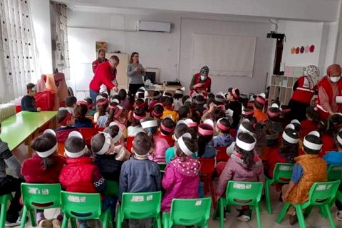 Kızılay gönüllüleri çocuklara atıştırmalık dağıttı