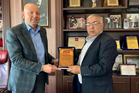 Hayirsever işadami çeker'e plaket