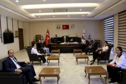Türkiye’yi temsil edecek olan sporculardan Başkan Sarı’ya ziyaret