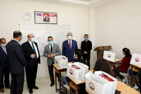 Belediye Başkanı Sarı’dan öğrencilere kitap yardımı