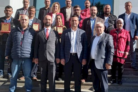 Sosyal Yardımlaşma ve Dayanışma vakfı personellerine plaket verildi
