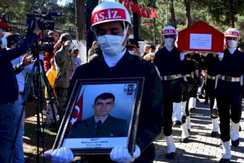 Arkadaş kurşunuyla şehit olan Mehmet Can Kaya, şehitliğe nakledildi