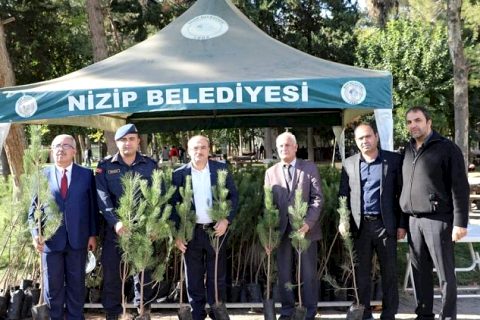 Nizip Belediyesi ücretsiz fidan dağıttı
